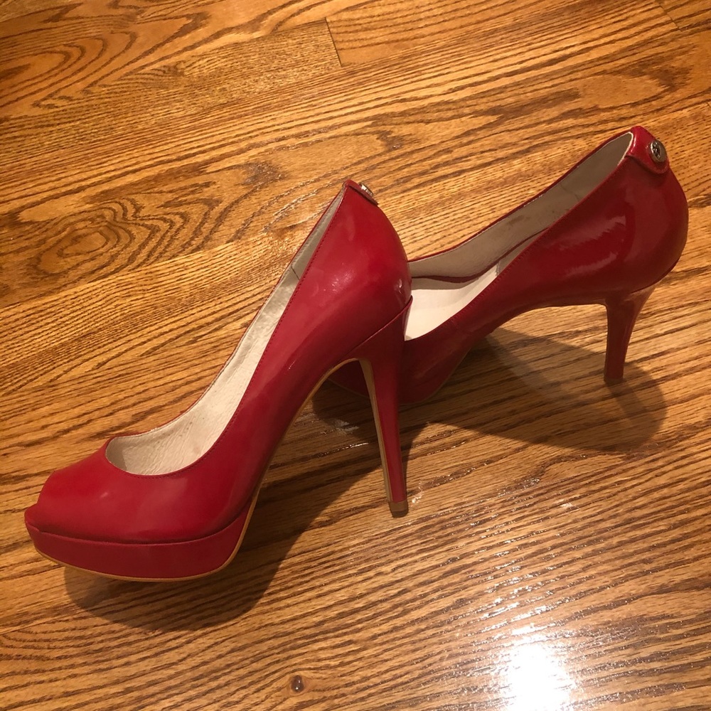 Peep toe pumps